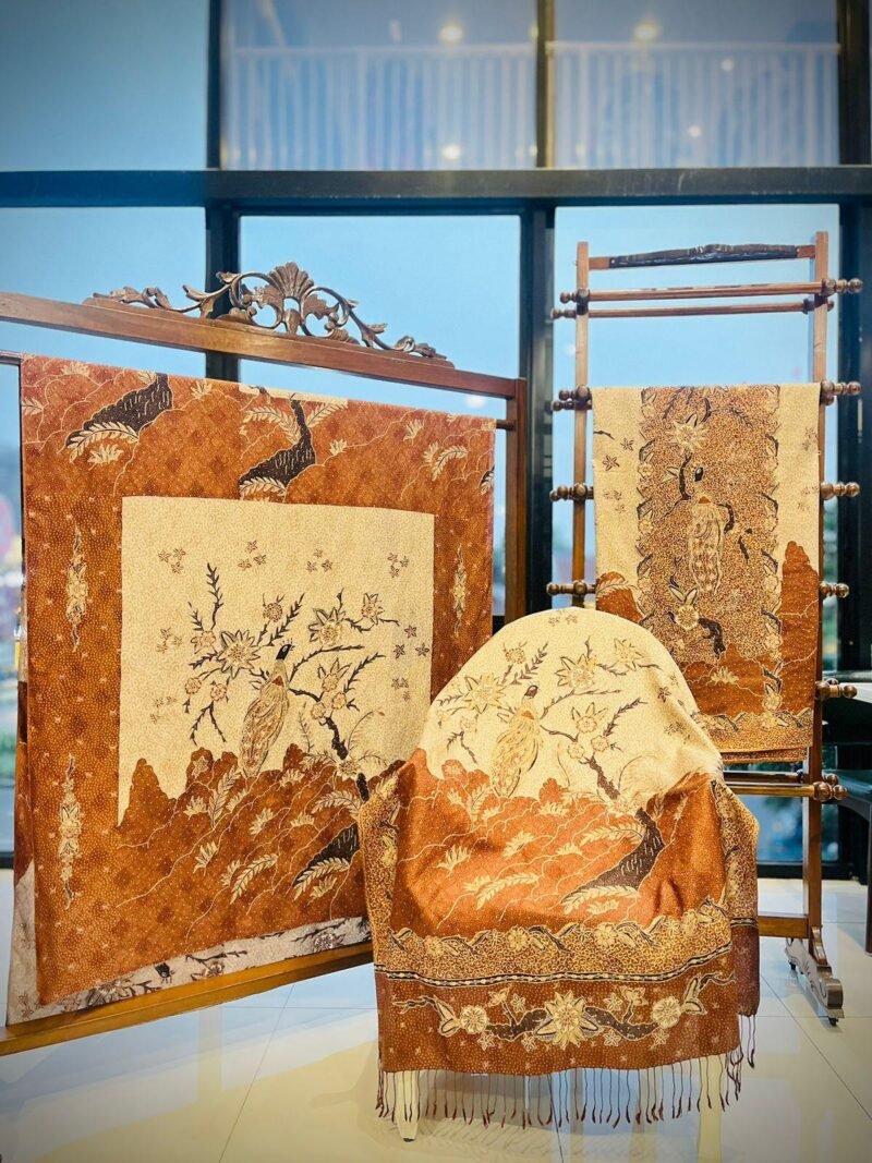 Sarimbit Sutra ATBM Tulis Motif Merak Bertengger